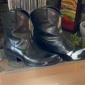 Size 8 Born leather short boots.